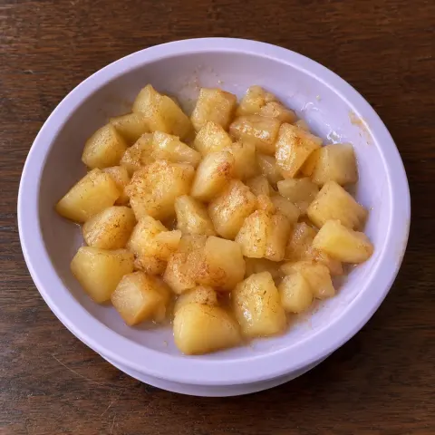 Pomme au four à la cannelle, en dés fondants